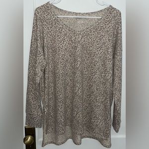 American Eagle Leopard Print Soft and Sexy Long-Sleeve V-Neck Shirt - Size: S